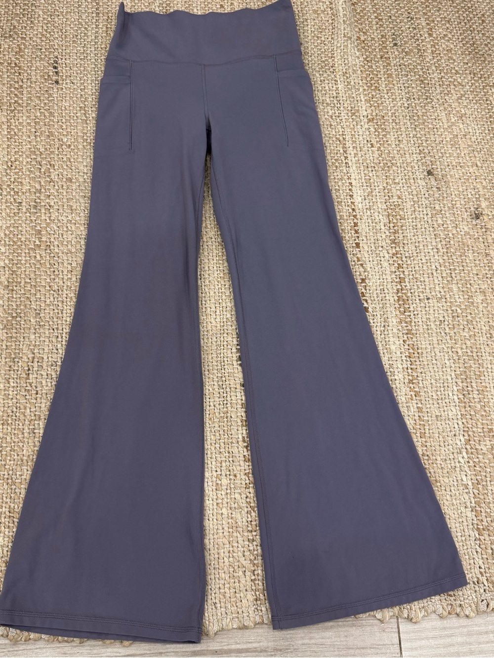 🖤 Athleta Salutation Stash Flare Pant — Women’s Medium